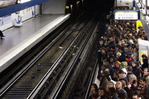 Во Франции проводят общенациональную забастовку против пенсионной реформы