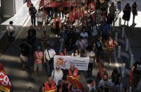 У Франції на масштабні протести вийшли держслужбовці та школярі 