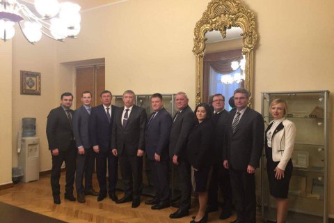 Луценко поехал в Латвию за деньгами украинских экс-чиновников