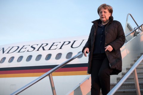 Автомобиль протаранил самолет Меркель в аэропорту Дортмунда