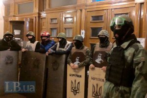 Протестующие угрожают вновь занять КГГА, если не дождутся сообщения Пшонки