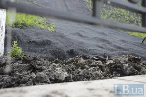 В центре Киева почва с деревьями сползла на элитное жилье
