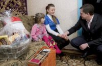 Янукович подарил девочке мобилку 