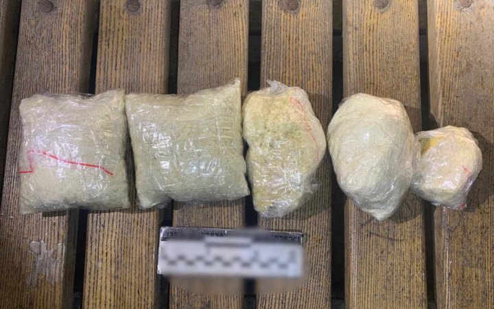 Патрульні Київщини піймали наркоторговця з оптовою партією особливо небезпечних психотропів 