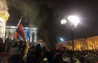 На Майдане произошла потасовка между силовиками и националистами из-за покрышек
