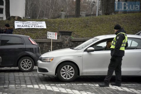 У Києві другий день перекритий урядовий квартал для автомобілів