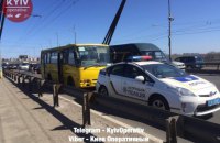 Маршрутка с неисправными тормозами въехала в полицейское авто в Киеве