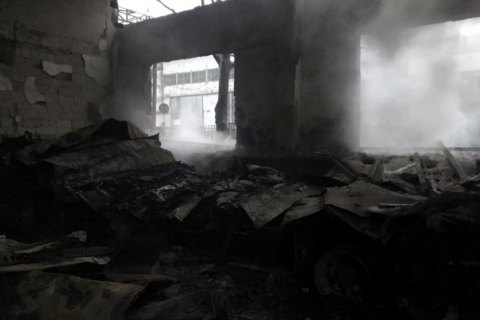 Крупный пожар произошел на автотранспортном предприятии в Днепре