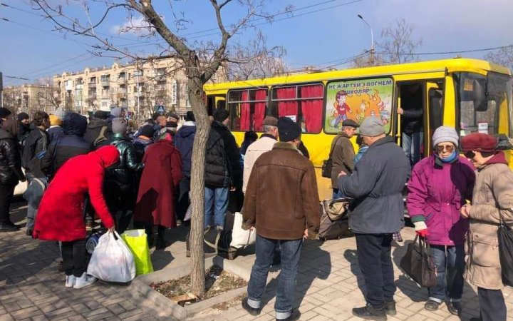 За пятницу эвакуировали 2864 человека, среди них более 300 из Мариуполя