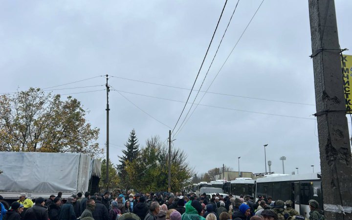 Українська делегація виїхала з евакуйованими з Олешок українцями