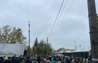 Українська делегація виїхала з евакуйованими з Олешок українцями