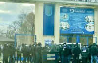 Директора чернігівського стадіону кинули в сміттєвий бак 