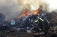 ​В Харькове произошел масштабный пожар на складе старых покрышек, сгорели пять автомобилей