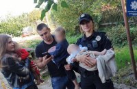 У Дніпрі патрульні виявили чотирьох дітей віком від 5 місяців до 5 років, які дві доби були зачинені вдома самі