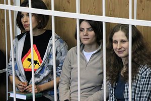 В Москве верующие сожгли портреты Мадонны и постеры с Pussy Riot