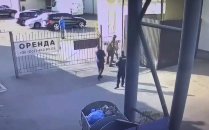 Нардепи Дмитрук та Куницький побили хлопця в центрі Києва