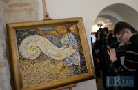 В Киеве открылась выставка янтарных панно