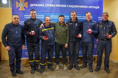 Зеленський нагородив п'ятьох рятувальників орденами "За мужність"