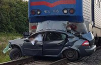 Автомобиль попал под поезд Киев - Бердянск, есть жертвы