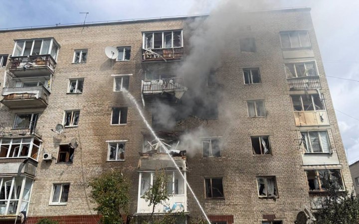 Ворог вдарив безпілотником по багатоповерхівці в Ізюмі, є загиблий та поранені