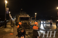На мосту Патона в Киеве сгорел мусоровоз