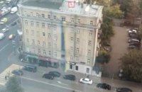 На фасаде дома в Москве вывесили огромный украинский флаг 