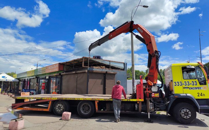 Через спалах сальмонельозу в Києві демонтували точку з продажу шаурми