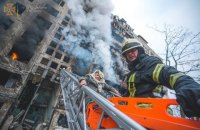 На столичній Оболоні артснаряд влучив у 9-поверхівку, зруйновано три поверхи, є загиблі (оновлено)
