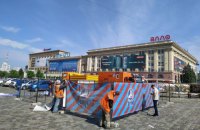 Коммунальщики обнесли забором волонтерскую палатку в центре Харькова