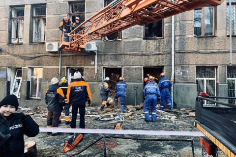 Спасатели начали разбирать завалы в сгоревшем одесском колледже