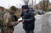 Жителям прифронтового Верхньоторецького спростили пропускний режим на свята