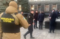 Мужчина пытался поджечь себя в здании Офиса президента 