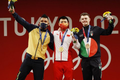 Медалістам Олімпіади-2020 дозволили знімати маски на подіумі