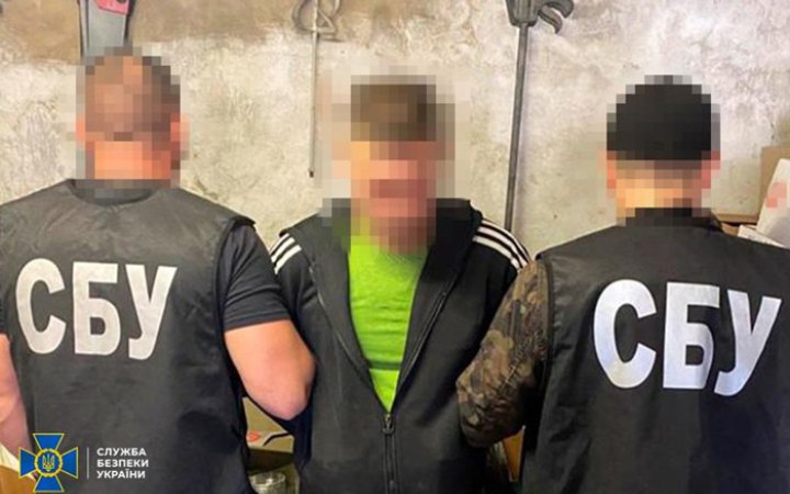 СБУ затримала "чорних зброярів", які хотіли продати криміналітету знайдену на деокупованих територіях зброю