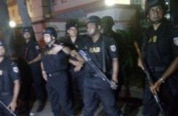В столице Бангладеш неизвестные захватили заложников в популярном среди иностранцев кафе (обновлено)