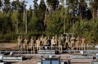 Порошенко привіз військовим шість БПЛА «Очі Арти»