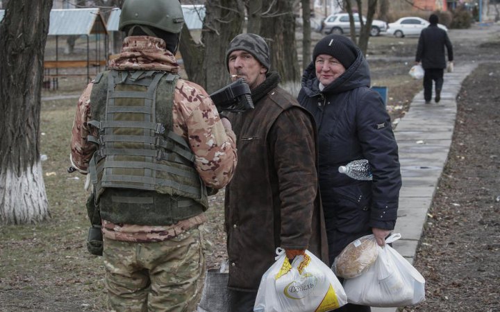 Окупанти роздають "гуманітарку" і збирають дані херсонців, щоб використати інформацію на псевдореферендумі, - Генштаб