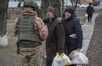 Окупанти роздають "гуманітарку" і збирають дані херсонців, щоб використати інформацію на псевдореферендумі, - Генштаб