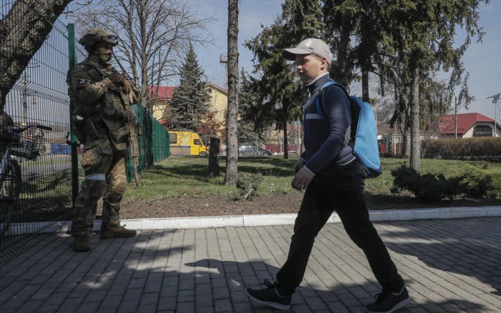 Озброєні росіяни стоятимуть біля шкіл на окупованих територіях