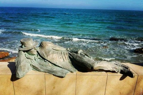 В Одессе у моря установили памятник мечтателю