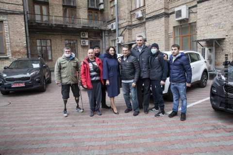 Кличко вручил ветеранам АТО/ООС ключи от автомобилей