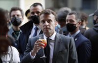 Макрон поднял бокал под украинский тост "Будьмо" и выпил "За Украину"