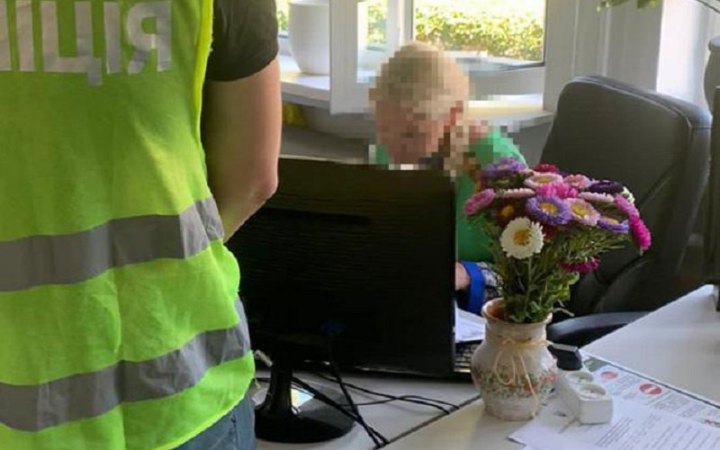 Чиновницю Дніпровської РДА Києва, яка закуповувала овочерізки для укриттів, відсторонили від посади