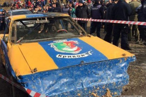 Автомобиль въехал в толпу зрителей во время гонок в Кривом Роге (обновлено)