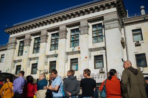 Россия требует защитить ее дипломатов от "фашиствующих молодчиков"