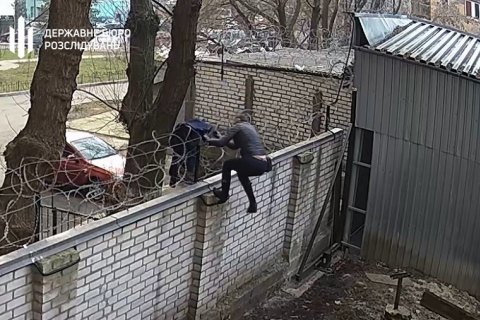 Экс-нардеп перелезла в ГБР через забор и хотела бросить телефон в Бабикова