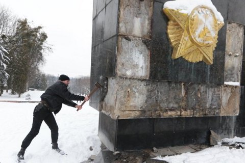 Во Львове с Монумента Славы молотком сбили надпись "Победителям над нацизмом"