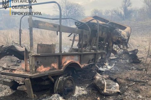 Прокуратура показала фото военного автомобиля, подорвавшегося на Луганщине 27 апреля
