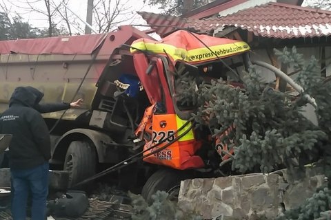 Под Киевом грузовик въехал в ресторан