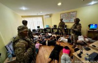 ​На Закарпатті ліквідували масштабну мережу шахрайських call-центрів, 19 затриманих 